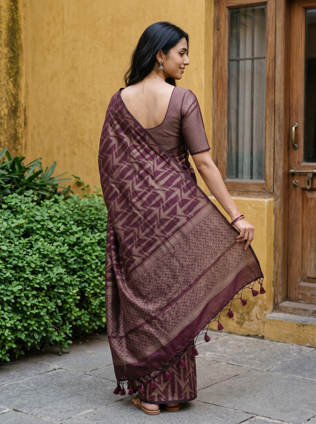Matka Silk Maroon Golden Chevron Zigzag Diamond Lattice Pallu