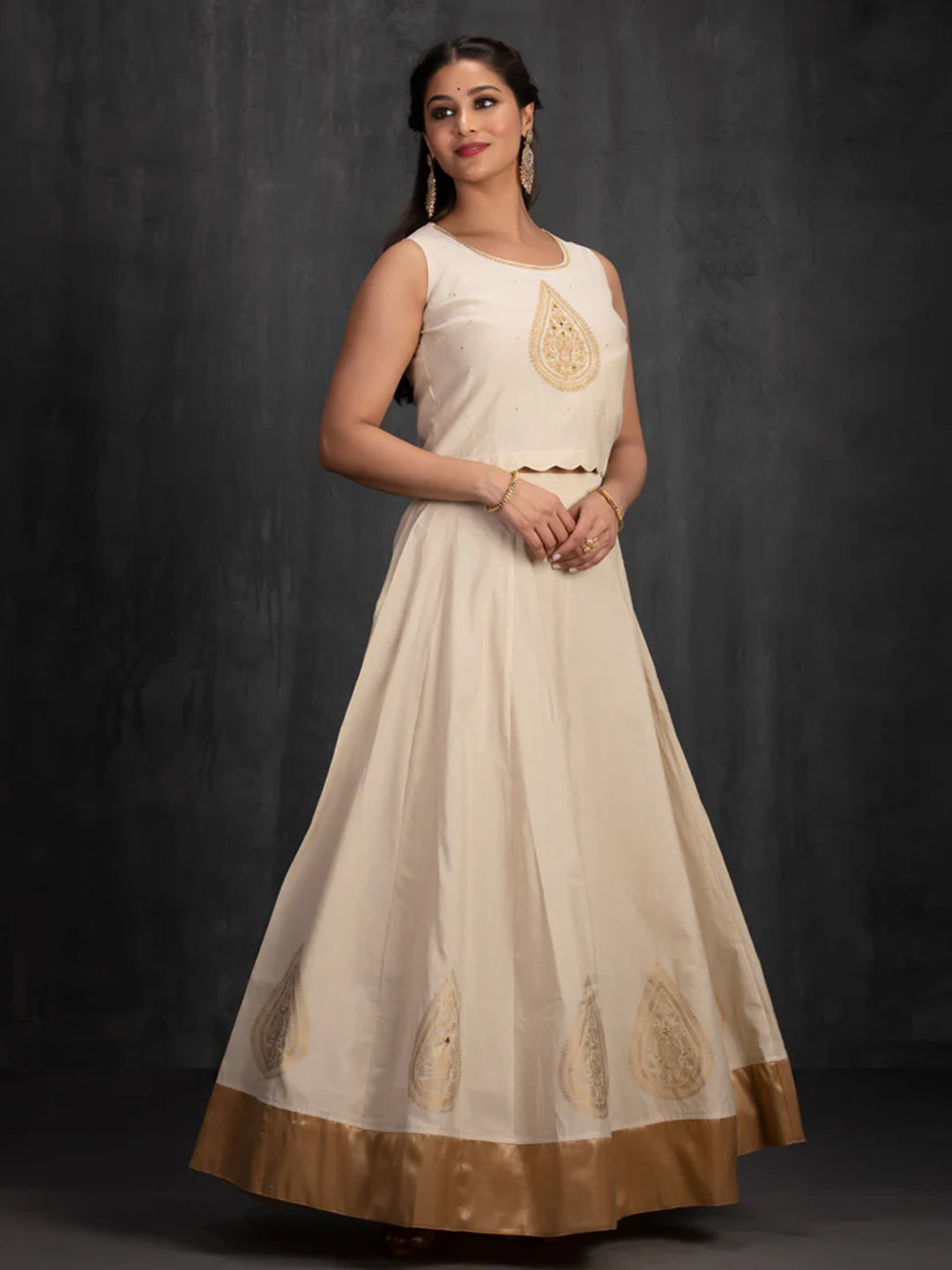 Paisley Embroidered Kasavu Off-White Skirtset